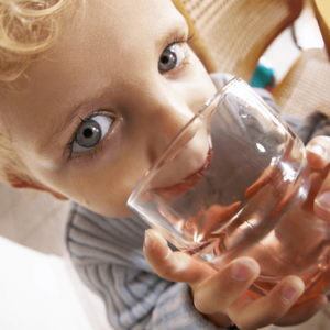朝一番に水を飲む、便秘解消法の効果とは？飲み方のポイントや注意点